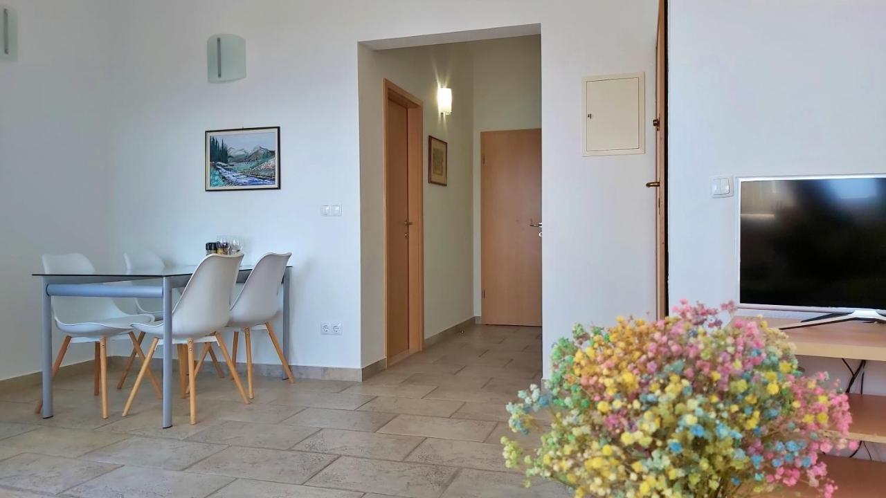 Apartments Borak Omis Exterior photo